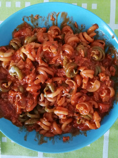 Una foto de Pasta con tomate y atún