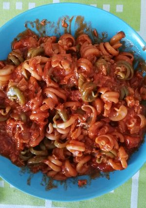 Una foto de Pasta con tomate y atún