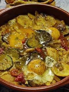Una foto de Cazuela de braseado de patatas, verduras y setas con huevos
