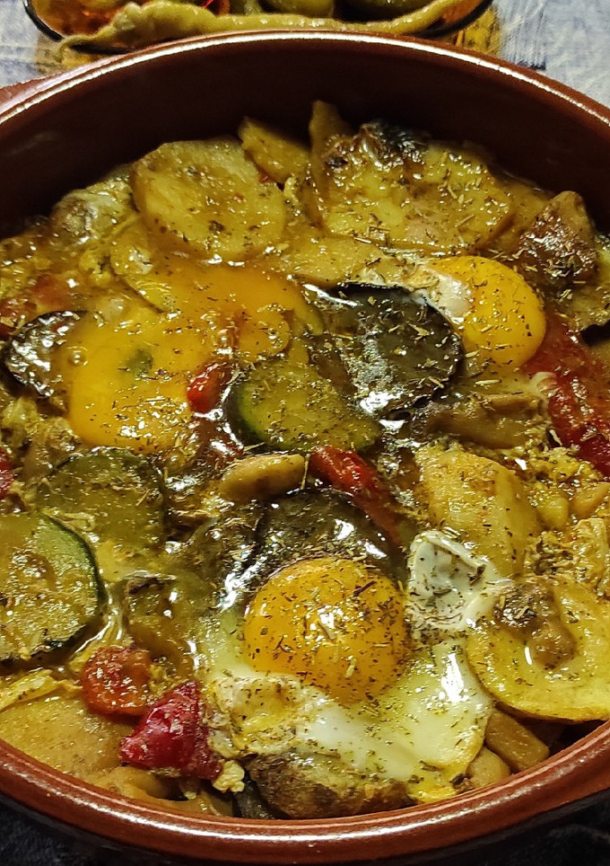 Una foto de Cazuela de braseado de patatas, verduras y setas con huevos