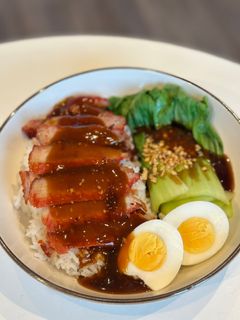 รูปของ ข้าวหมูแดง ผักกวางตุ้งน้ำมันหอย