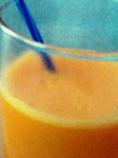 Una foto de Zumo de zanahoria y naranja