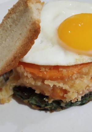Una foto de Torre de: tortilla verde+milanesa vegetal rellena+ huevo 😍