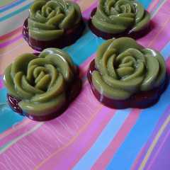 A picture of Puding chocolatos gren tea bunga mawar🌹.