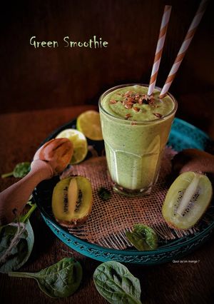 Une photo de Green Smoothie kiwis, citron vert et pousses d’épinard