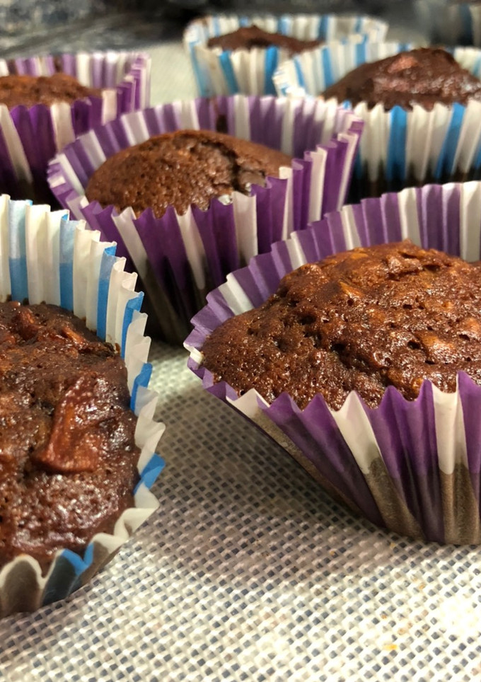 Una foto de Muffins de chocolate y manzana