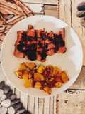 Spalla di manzo al sangue con salsa al vino rosso e patate al forno