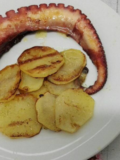 Una foto de Pulpo a la plancha con patatas