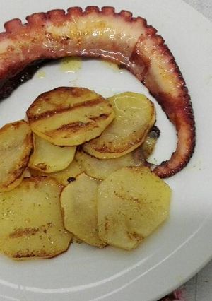 Una foto de Pulpo a la plancha con patatas
