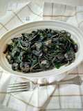Spaghetti cremoso con champiñón y gambas en tinta de calamar