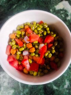 हेल्थी मूंग चना सलाद(moong chana salad recipe in hindi) रेसिपी मुख्य फोटो