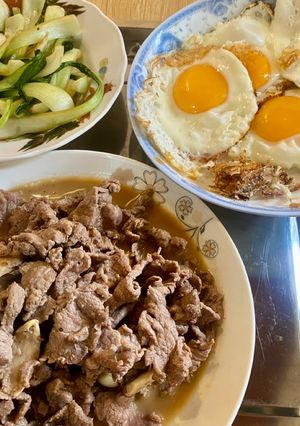 Hình của món Mâm cơm EatWell: Bò xào, trứng ốp, cải chíp xào.