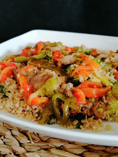 Una foto de Quinoa con brócoli y pimientos asados