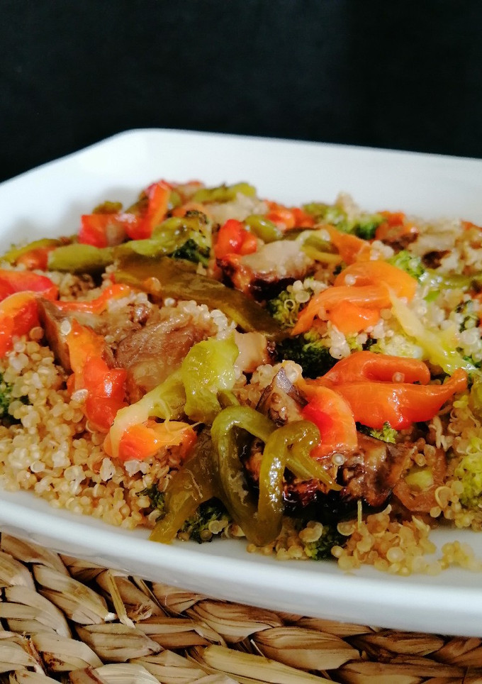 Una foto de Quinoa con brócoli y pimientos asados