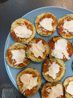 Una foto de Mini pizzas de berenjena