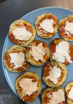 Una foto de Mini pizzas de berenjena