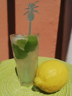 Una foto de Limonada casera con hierbabuena 🍋🍃