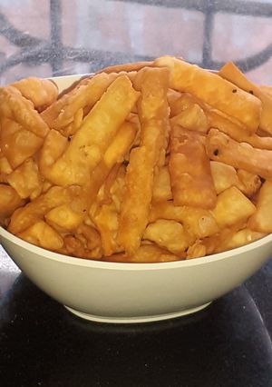 नमकपारे (namakpare recipe in Hindi) रेसिपी मुख्य फोटो