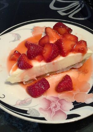Φωτογραφία της συνταγής Εύκολο cheesecake με κομματάκια και σως φράουλας #φράουλες