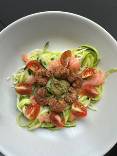 Una foto de Calabacetis con gambas y salsa pesto