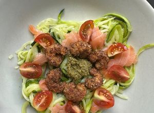 Foto principal de Calabacetis con gambas y salsa pesto