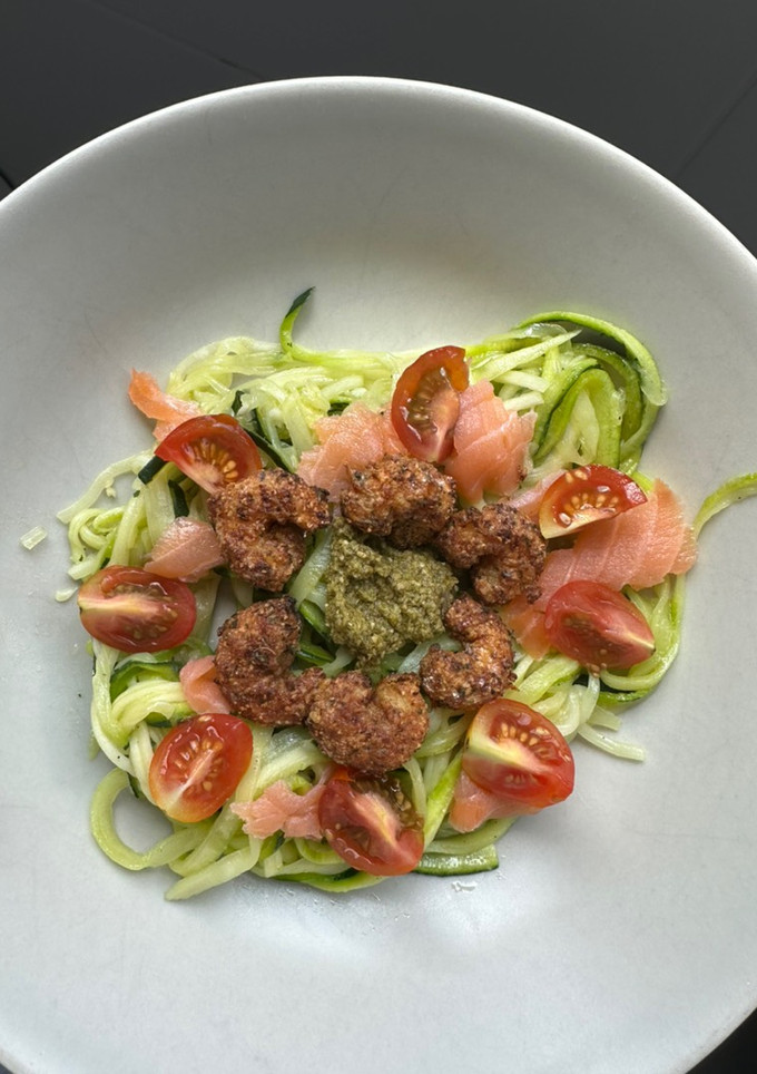 Una foto de Calabacetis con gambas y salsa pesto