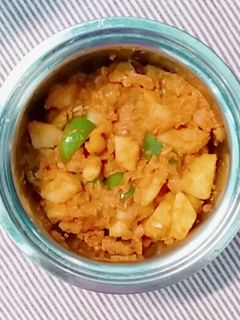 குடைமிளகாய் உருளைக்கிழங்கு கறி (Kudaimilakaai urulaikilanku kari recipe in tamil) செய்முறை முக்கிய புகைப்படம்