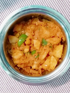குடைமிளகாய் உருளைக்கிழங்கு கறி (Kudaimilakaai urulaikilanku kari recipe in tamil) செய்முறை முக்கிய புகைப்படம்