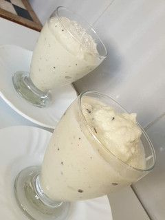 Una foto de Helado de yogurt con melón en vasos
