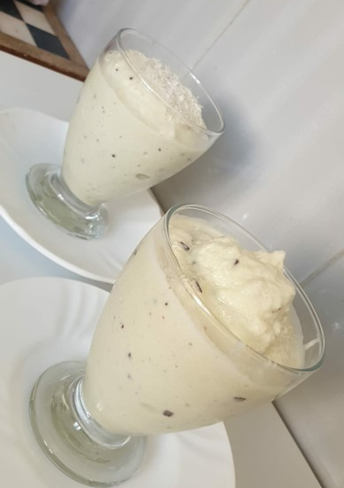 Una foto de Helado de yogurt con melón en vasos