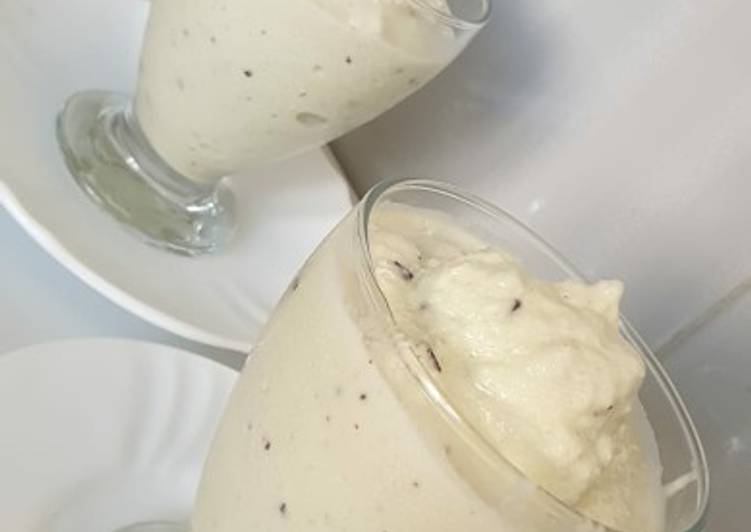 Helado de yogurt con melón en vasos