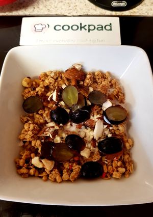 A picture of My mixed Nutty Granola Breakfast 😉.