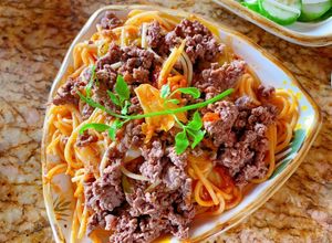 Hình của món Mì ý sốt bò bằm.