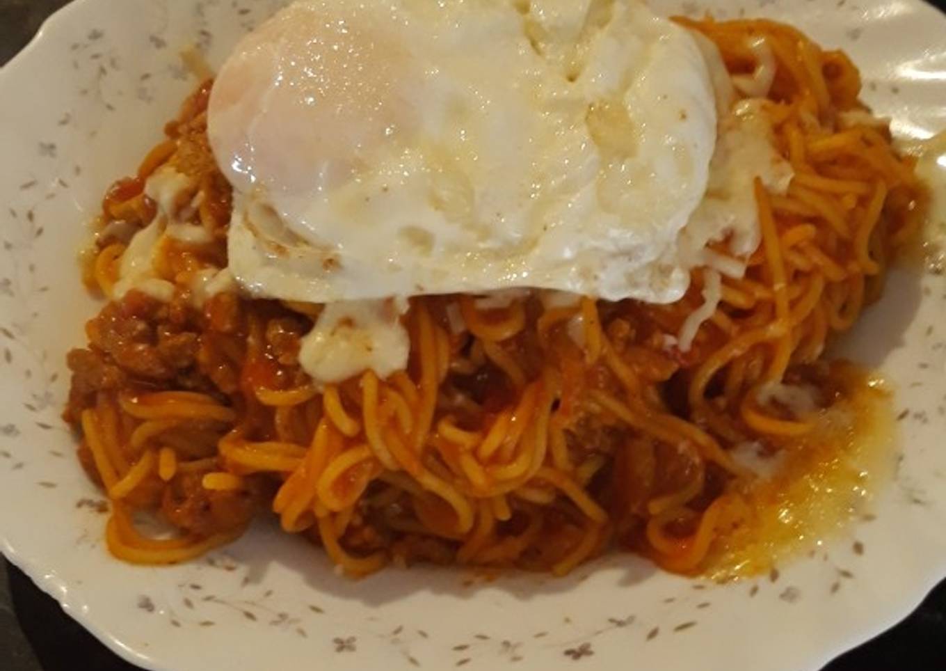 Espaguetis a la boloñesa con huevos fritos