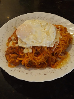 Una foto de Espaguetis a la boloñesa con huevos fritos