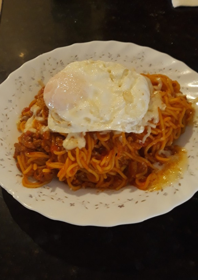 Una foto de Espaguetis a la boloñesa con huevos fritos