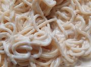 Una foto de cebolla leche pasta