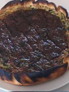 Una foto de Quiche de espinacas con pasas y piñones