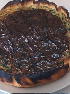Una foto de Quiche de espinacas con pasas y piñones