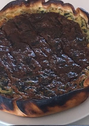Una foto de Quiche de espinacas con pasas y piñones