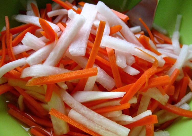 Do Chua (Vietnamese Pickled Carrot & Radish)