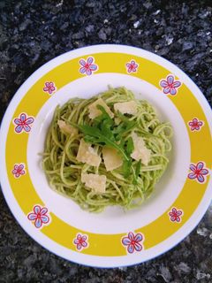Una foto de Espaguetis al pesto de rúcula