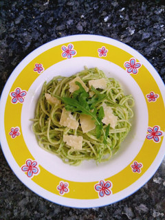 Una foto de Espaguetis al pesto de rúcula