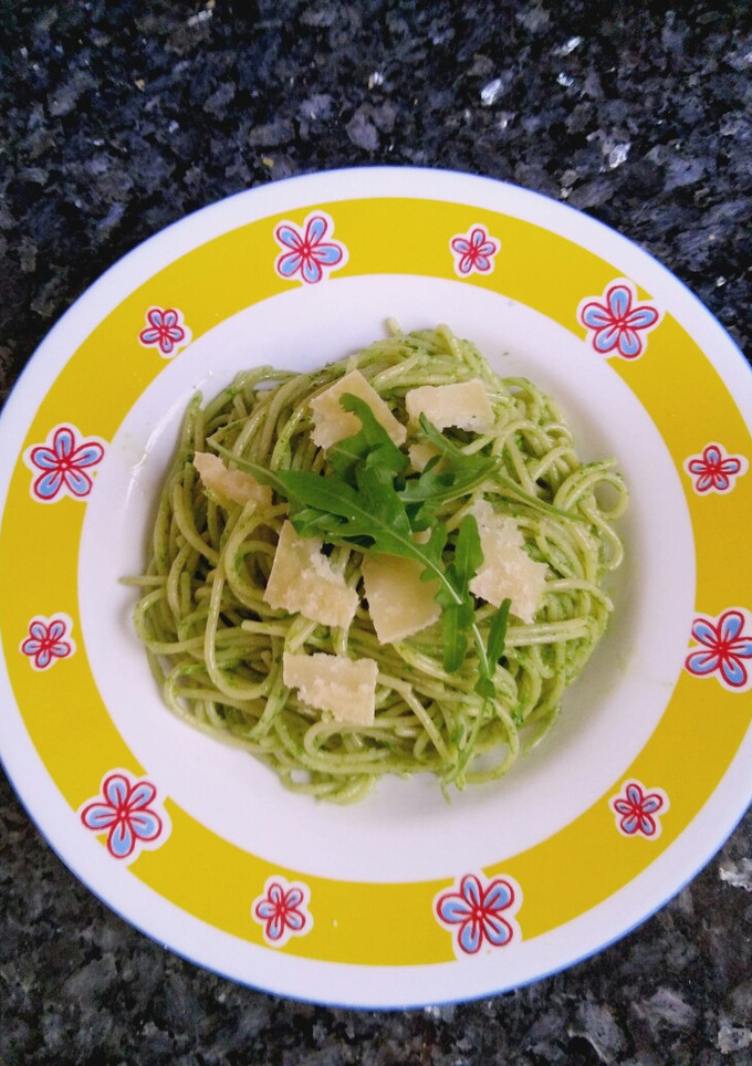 Una foto de Espaguetis al pesto de rúcula