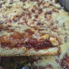 Una foto de Tarta de mermelada de frutilla y crumble 🍓