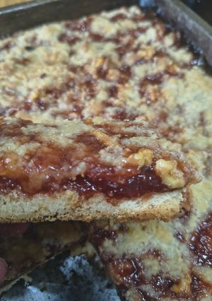 Una foto de Tarta de mermelada de frutilla y crumble 🍓