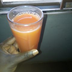 A picture of Carriot and apple juice.