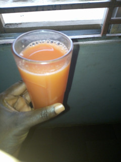 A picture of Carriot and apple juice.