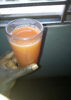 A picture of Carriot and apple juice.
