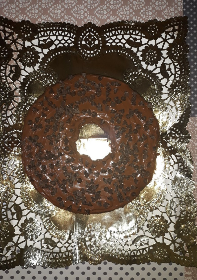 Una foto de Roscón de chocolate con nocilla y pepitas